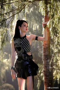 ​苗苗最新浪姐美照来袭，高马尾黑色短皮裙穿搭，又美又飒！