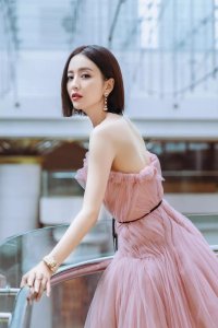 ​佟丽娅一袭豆沙粉裙优雅大气，满满的仙气飘飘