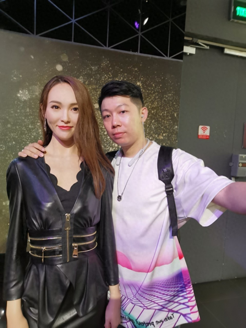 上海杜莎夫人蜡像馆是上海的一个景点，很多明星蜡像已经入驻