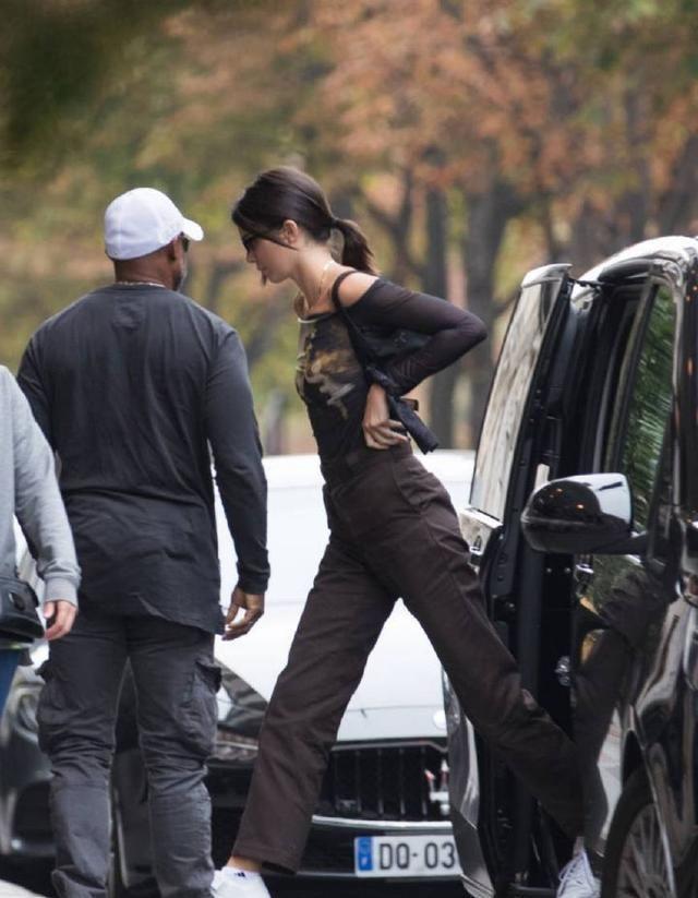 肯达尔.詹娜真豪放，大庭广众下做这动作，无意暴露了真实身材