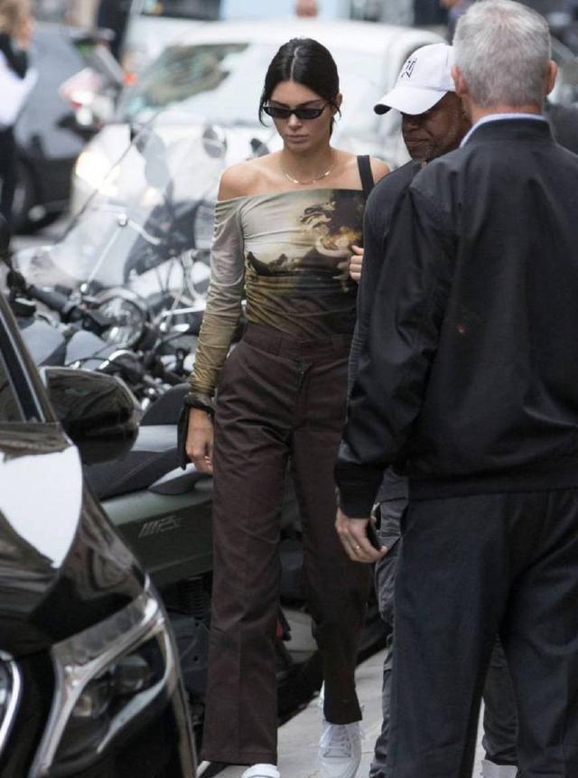 肯达尔.詹娜真豪放，大庭广众下做这动作，无意暴露了真实身材