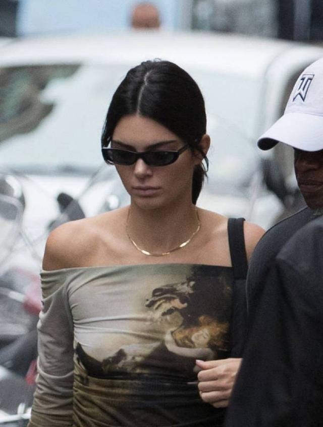 肯达尔.詹娜真豪放，大庭广众下做这动作，无意暴露了真实身材