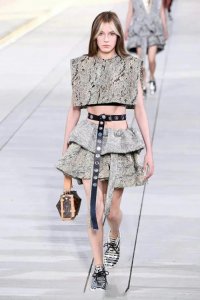 ​谷爱凌时装首秀！大秀腹肌马甲线，好身材显露无疑