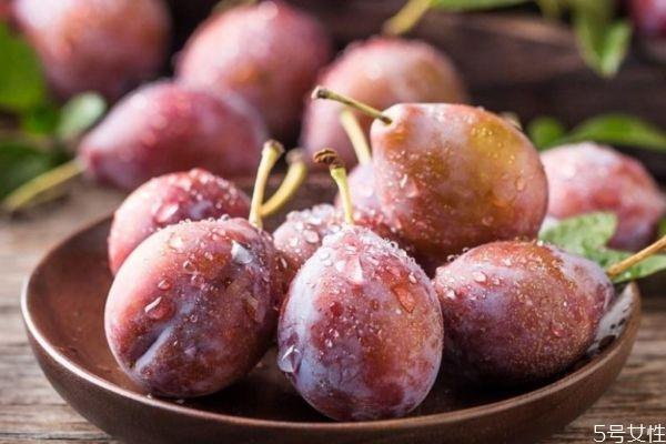 一天吃几个西梅治便秘 西梅怎么吃最通便 一天吃几个西梅治便秘 西梅怎么吃最通便