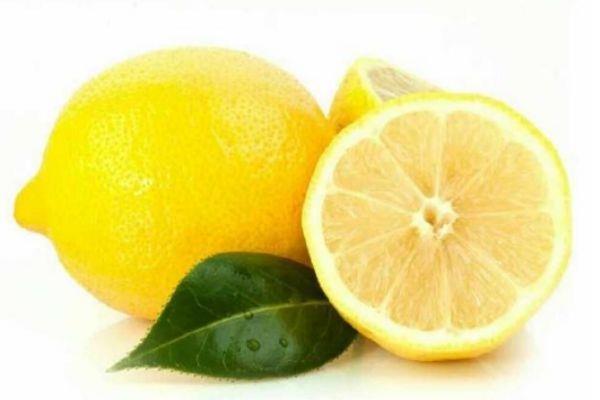 用柠檬泡水喝是干柠檬好还是新鲜柠檬好