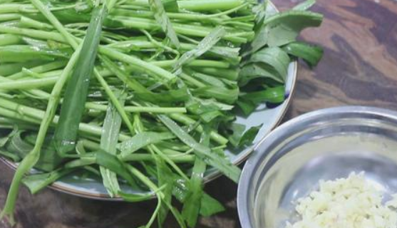 如何防止空心菜变黑,炒空心菜的时候切不切图10