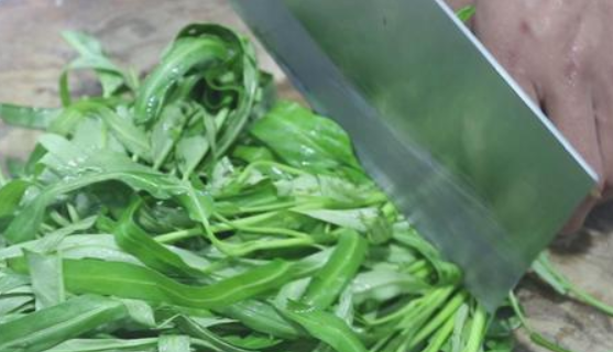 如何防止空心菜变黑,炒空心菜的时候切不切图9