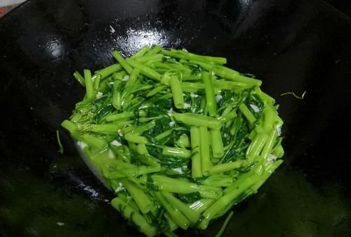 如何让空心菜炒熟后不变黑色