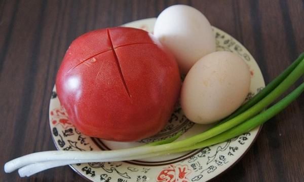 西红柿炒鸡蛋的制作步骤,西红柿炒鸡蛋过程50字图2