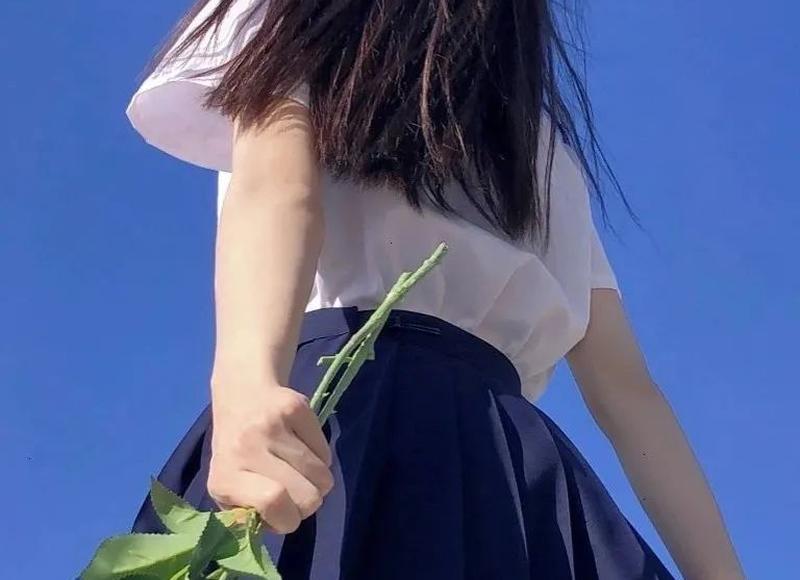 一男孩追女孩在网上聊天什么都说得出…可为什么到见面的时候男孩沉默了？？？