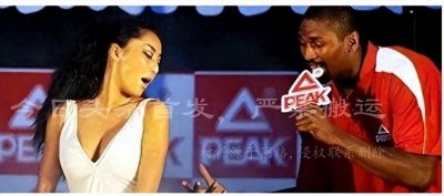 ​中国女歌手高新新爱上了NBA球星阿泰斯特，两人相识...