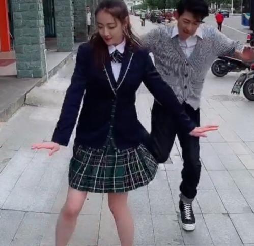 矢野浩二“女儿”穿短裙跳舞，看清她颜值时，网友：这女的好眼熟