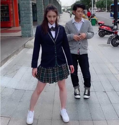 矢野浩二“女儿”穿短裙跳舞，看清她颜值时，网友：这女的好眼熟