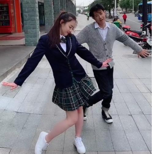 矢野浩二“女儿”穿短裙跳舞，看清她颜值时，网友：这女的好眼熟