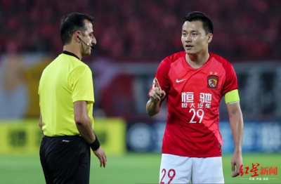 ​为什么又是伊朗主裁法加尼！多次判罚引发现场球迷巨大嘘声