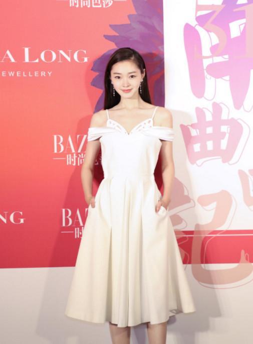 她是《伪装者》的黑寡妇，被爆私下养小鬼得以走红，29岁美出天际