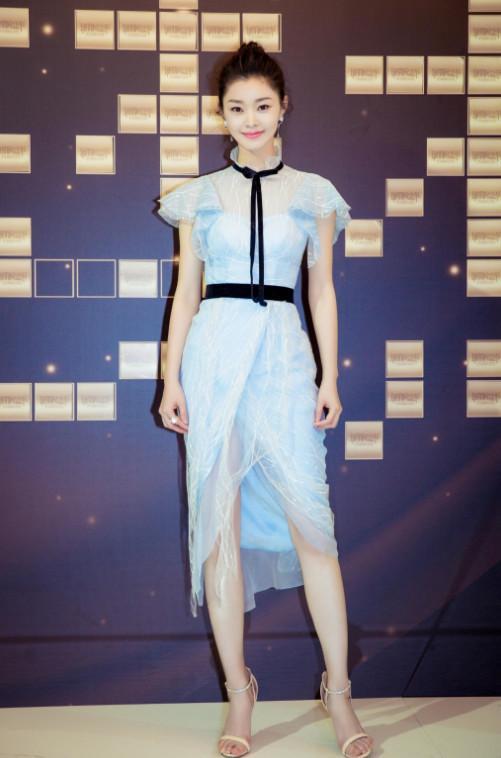 她是《伪装者》的黑寡妇，被爆私下养小鬼得以走红，29岁美出天际