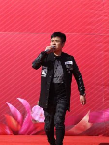 ​焦作原创歌手李猛献唱“最美教师颁奖盛典”