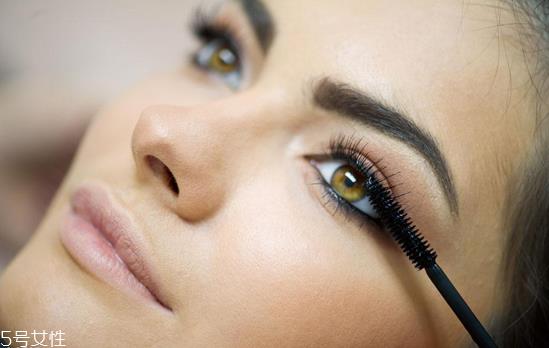 睫毛膏可以用什么卸妆 睫毛膏卸妆要注意 睫毛膏可以用什么卸妆 睫毛膏卸妆要注意