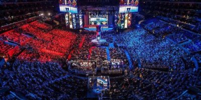 ​游戏圈模范情侣：PDD和女友相爱10载，YJJ、女流女神节合伙消失