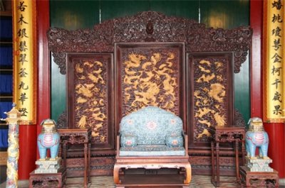 ​为清代规模最大王府，恭王府南北长约330米，东西宽180余米