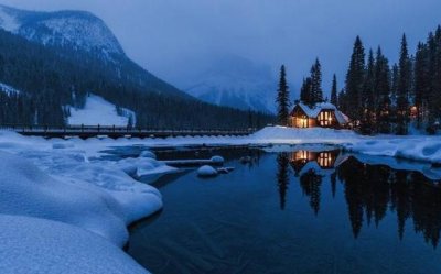 ​宋诗里一首非常经典的诗作，寻常一样窗前月，才有梅花便不同！