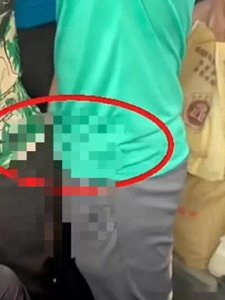 ​一女子乘坐公交车被男子用下体前顶，女子：我下车，他还继续