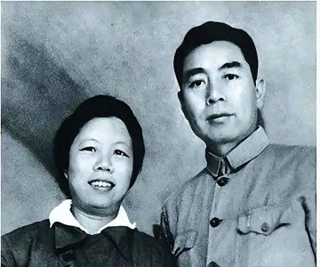 ​88岁的邓颖超逝世，为她整理仪容的人员怒斥：为何穿一件破衣服