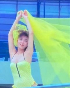 ​63岁郑裕玲罕见放年轻时泳装照，网友大赞比如如今TVB花旦都漂亮