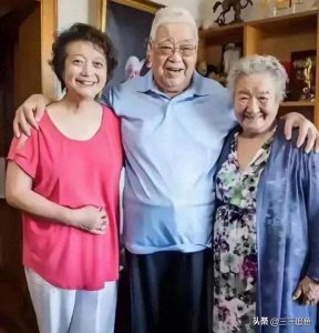 ​于洋追悼会现场，蔡明默默落泪，于洋女儿鞠躬道谢