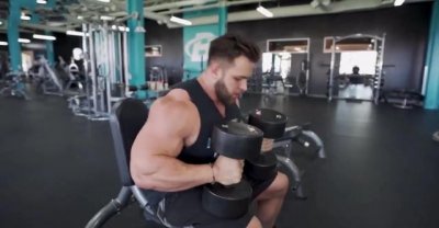 ​大重量哑铃推举技巧：为了避免肩部受伤，建议“分三步”准备动作