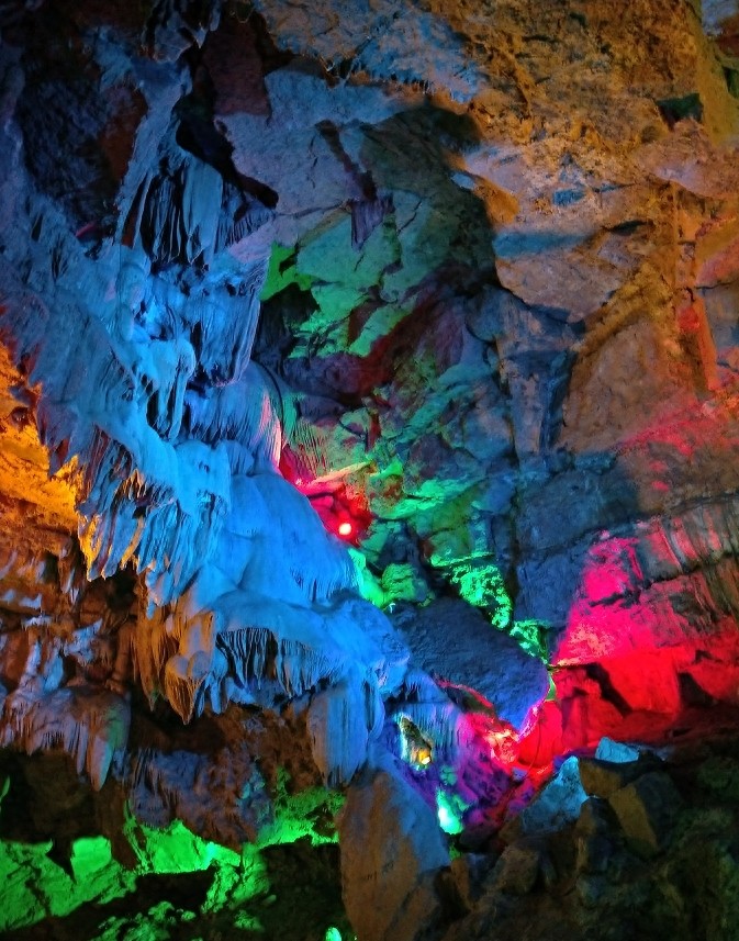 湖南宁乡千佛洞，是一处3亿6千万年前形成的溶洞