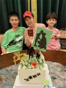 ​蔡国庆父子三人太帅了，13岁大儿子身高惊人，6岁小儿子软萌可爱