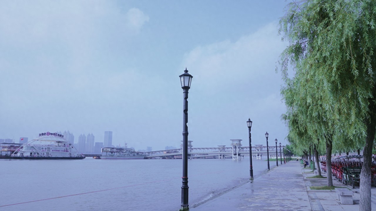 汉口江滩位于湖北省武汉市江岸区，是武汉市著名的风景游览胜地