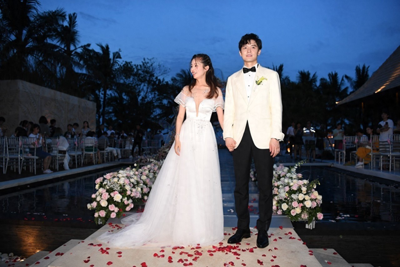 颖儿付辛博结婚照太甜蜜，男才女貌不过如此