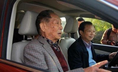 ​袁隆平生前有一本“特殊驾照”，跟一般人的相比，额外印了9个字