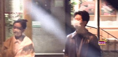 ​李健夫妇甜蜜约会，喝红酒双双脸红，孟小蓓拍老公绽放一脸迷妹笑