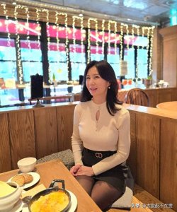 ​成熟美阿姨短裙黑丝亮相周日，原来老A8如此优雅，落落大方