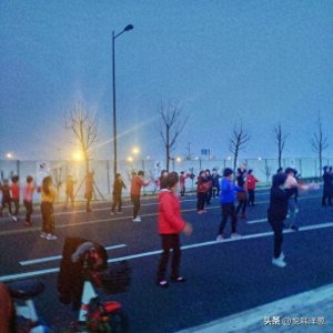 ​舞球大战落幕，广场舞大妈与篮球少年意外以和谐告终