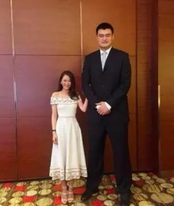 ​姚明叶莉婚后生活揭秘：定制三米大床和甜点送爱人的浪漫故事