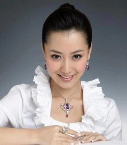 ​＂白冰：演艺圈中的耀眼明珠＂