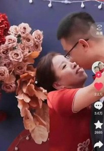 ​恋子情结有可怕？都以为拉丝母子自己火了，其实底下大妈才是亮点