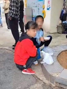 ​＂湖南学校带饭大爆炸！校外就餐遭炮轰，教育局回应被狂槽！＂