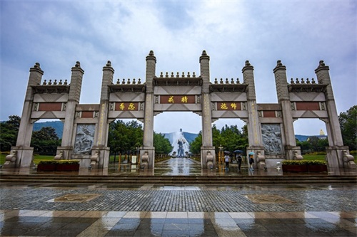 灵山梵宫是无锡灵山胜境中的景点之一，坐落于无锡太湖之滨