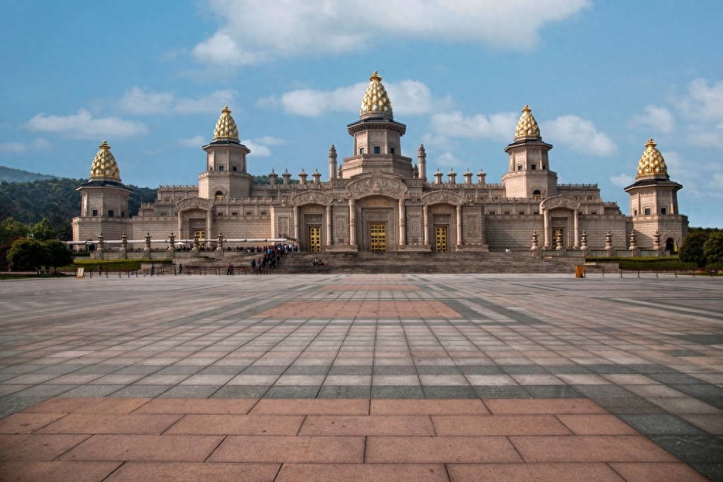 灵山梵宫是无锡灵山胜境中的景点之一，坐落于无锡太湖之滨