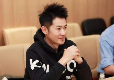 ​任泉打扮潮帅，47岁还是单身，20年不忘好友4万元借款