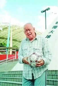 ​谭咏麟父亲谭江柏：足球名将，参加过奥运会，还打过日本鬼子