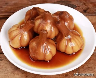 ​腌咸蒜正确的方法教给你，脆爽开胃又下饭，放一年都不坏