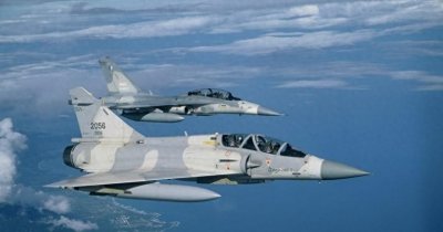 ​台空军有7个联队，装备200多架F16，但在解放军空军面前不堪一击