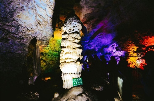 浮戏山雪花洞风景区:峰险泉碧、幽静深邃、寨古洞奇,中原第一